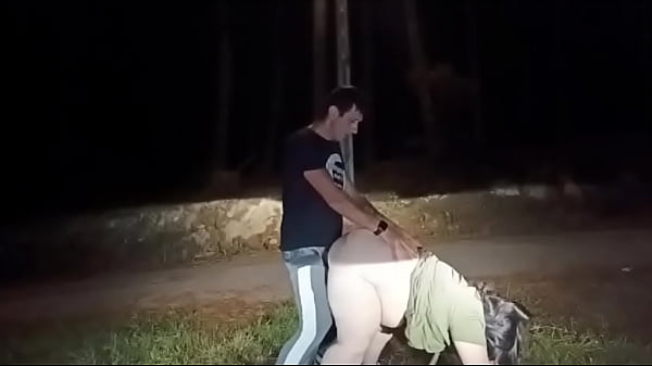 Lo obligó a bajarse del coche para que me folle como a una perra en medio de la carretera y me quedo con su leche en mi cara