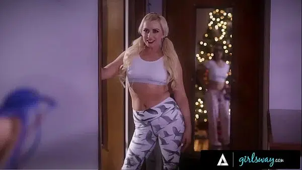 GIRLSWAY – Nice Girl Jenna Sativa Catches Sexy Santa Lexi Belle & Gets Wet Pussy For Christmas