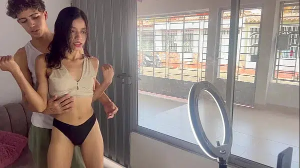 Le ayudo a mi hermanastra con sus redes sociales y me la termino follando muy duro.