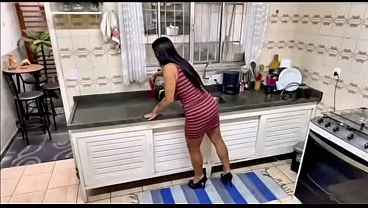 Peguei uma safadeza na cozinha, porém o macho tinha a rola muito boa e acabei tomando pau também.(VIDEO COMPLETO NO RED)