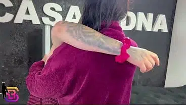 Tatuadora e o marido fingiu me tatuar pra me chupar e foder com cinta dela e pau dele bem gostoso ( VIDEO COMPLETO NO RED)