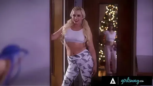 GIRLSWAY – Nice Girl Jenna Sativa Catches Sexy Santa Lexi Belle & Gets Wet Pussy For Christmas