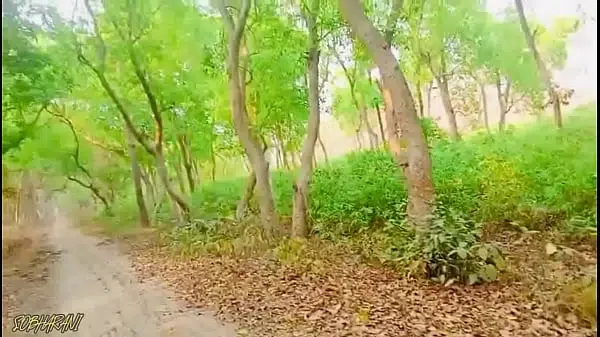 Xxx कंधे पर बैग लेकर जंगल में घूमने निकली थी अंडर वेयर निकाल कर पानी निकाली xxxx