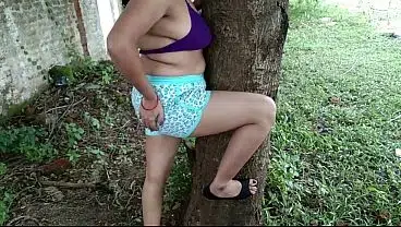 सौतेली मॉम की बड़े लंड वाले लड़के से चुदने की चाहत पूरी हुयी जंगल में