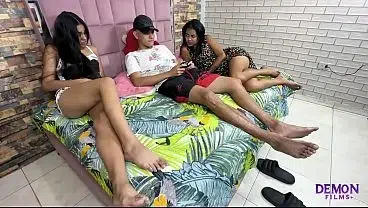 Me aburren los video juegos y le propongo trio a mi amiga con su novio