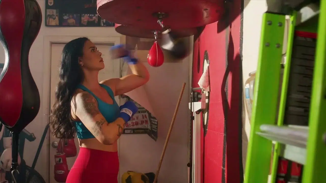 MILFY Fit mom Dana gets fucked in her tight ass at the gym