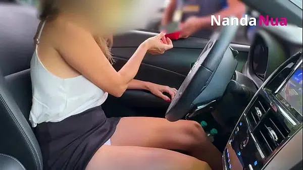 Nanda Nua, a deliciosa esposa que adora se exibir, fazendo o que mais a excita: Provocar homens! Neste vídeo, ela decidiu ir um posto de gasolina e brincar com a imaginação do frentista, exibindo seus seios e sua calcinha de forma pro