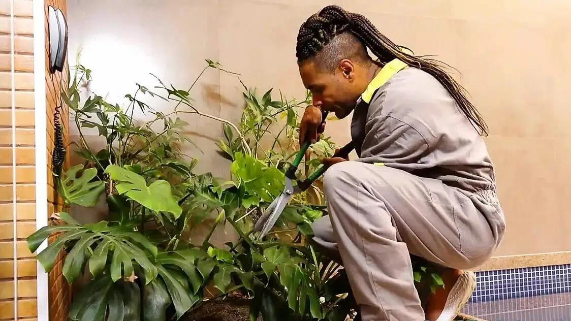 Super Big Black Plumper Bianca BomBom Seduces The Hung Gardener