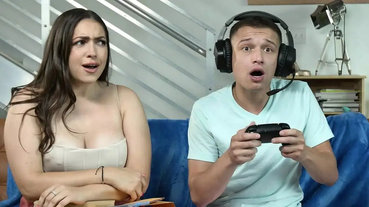 Valentina Bellucci loves to get a creampie from a gamer guy