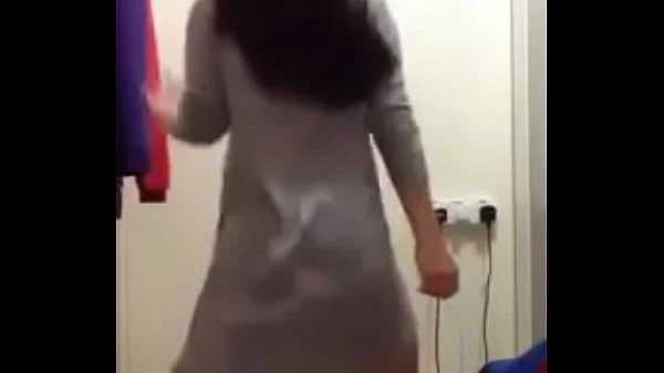 হিন্দি গানের সাথে কোমর দুলিয়ে